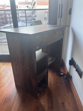 Escritorio de madera con bandeja para teclado
