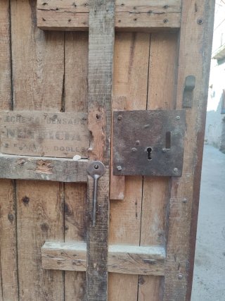 Puerta de madera y hierro