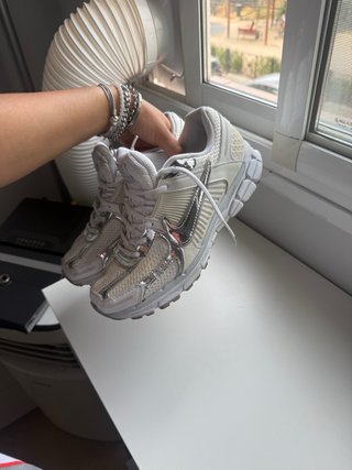 Nike Vomero 5 Plata y Blanco