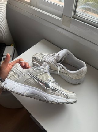 Nike Vomero 5 Plata y Blanco