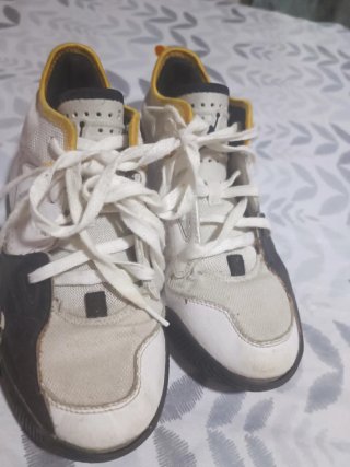 Zapatillas Jordan Negras y Blancas