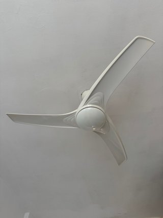 Ventilador de techo blanco con luz
