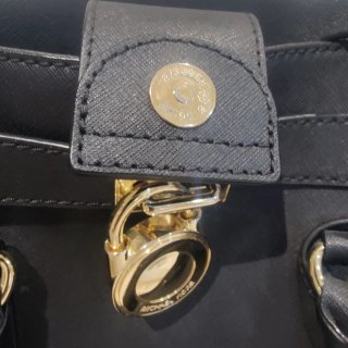 Bolso Michael Kors Negro y Dorado Auténtico
