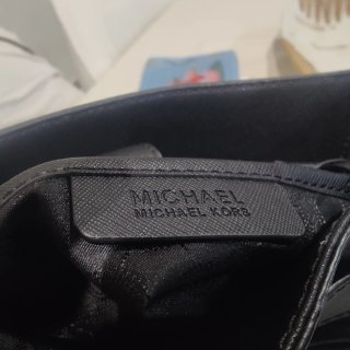 Bolso Michael Kors Negro y Dorado Auténtico