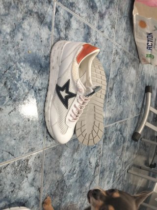 Zapatillas deportivas blancas y naranjas