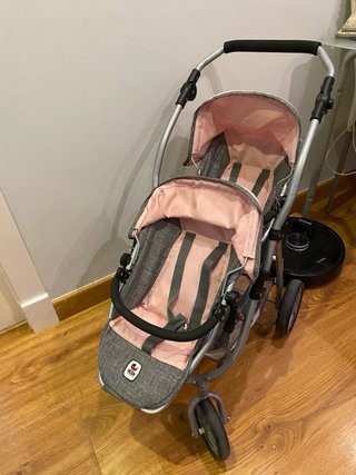 Carro gemelar de juguete rosa y gris