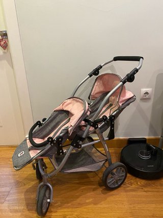 Carro gemelar de juguete rosa y gris