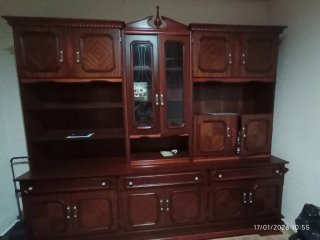 Armario grande de madera y cristal