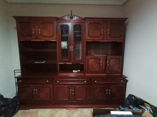 Armario grande de madera y cristal