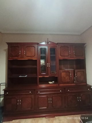 Armario grande de madera y cristal