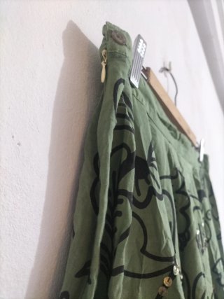 Falda verde con estampado floral