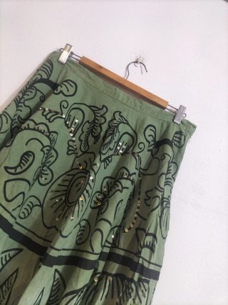 Falda verde con estampado floral