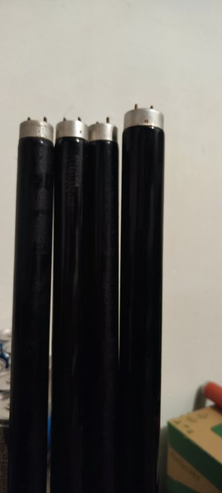 Tubo fluorescente naranja y azul