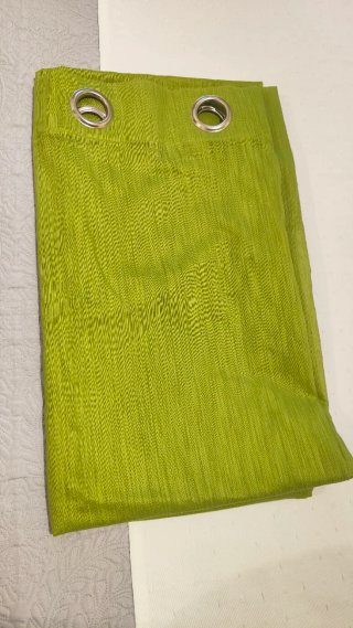 Cortina verde de tela con ojales