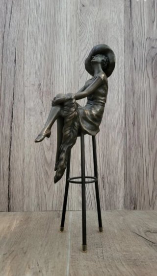 Estatua Art Déco Fashion Girl Sitting on Chair