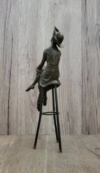Estatua Art Déco Fashion Girl Sitting on Chair