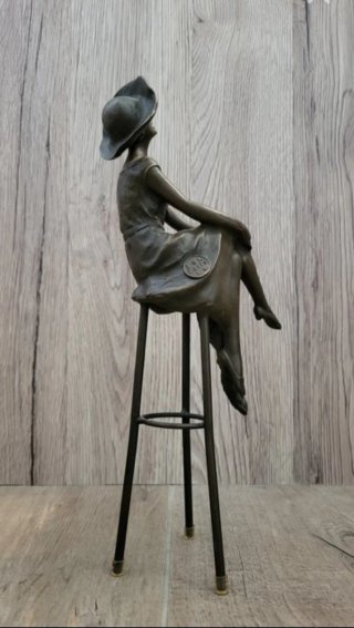 Estatua Art Déco Fashion Girl Sitting on Chair
