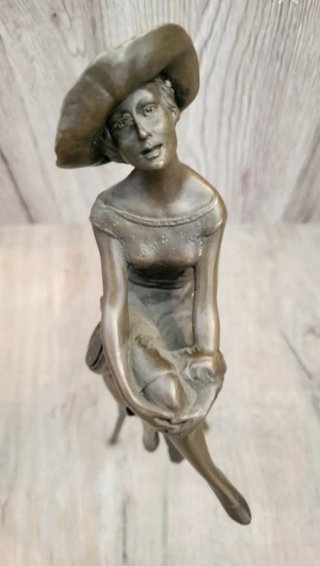 Estatua Art Déco Fashion Girl Sitting on Chair