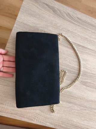 Cartera de ante negra con cadena dorada