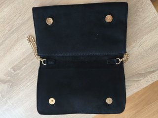 Cartera de ante negra con cadena dorada