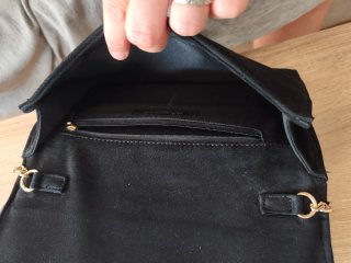Cartera de ante negra con cadena dorada
