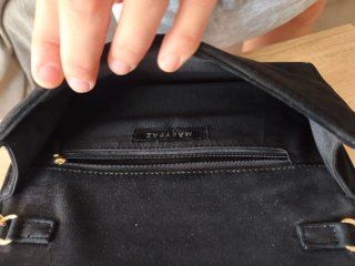 Cartera de ante negra con cadena dorada