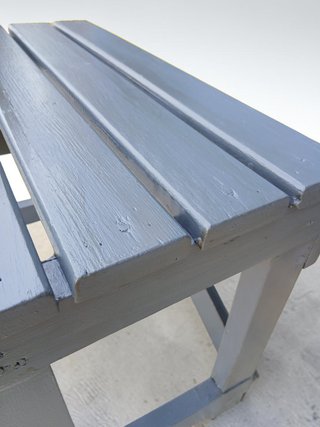 Banquito de madera gris