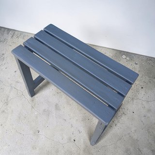 Banquito de madera gris