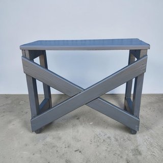 Banquito de madera gris