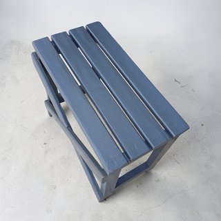 Banquito de madera gris