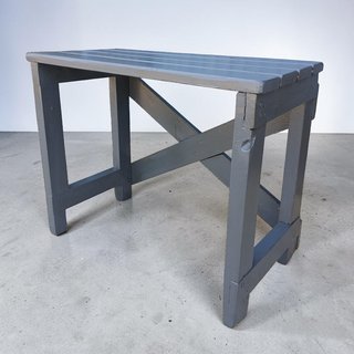 Banquito de madera gris