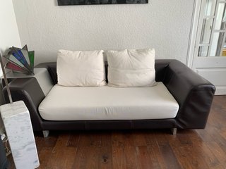 Sofá y puf marrón y blanco