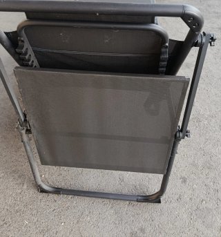 Tumbona plegable negra y gris
