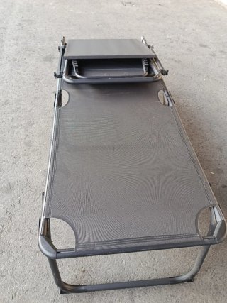 Tumbona plegable negra y gris