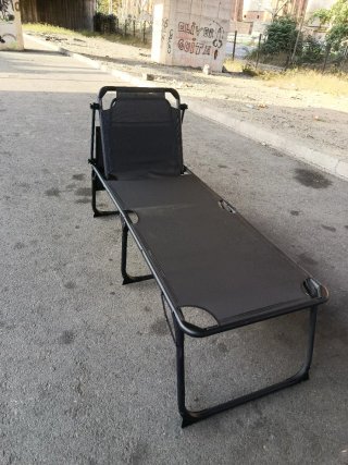 Tumbona plegable negra y gris