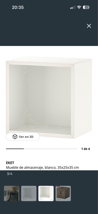 Mesita de noche de madera y mimbre.