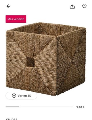 Mesita de noche de madera y mimbre.