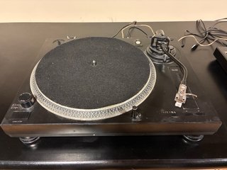 Mesa de mezclas + 2 tocadiscos