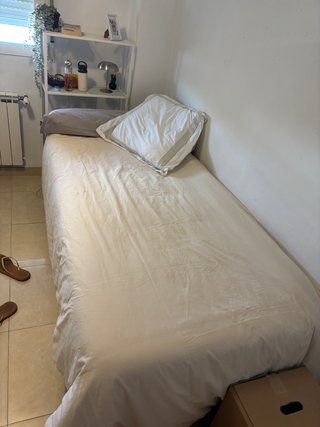 Ropa de cama beige y blanca