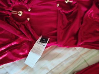 Traje rojo brillante