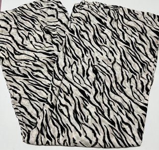 Pantalón estampado cebra Pull&Bear Talla L