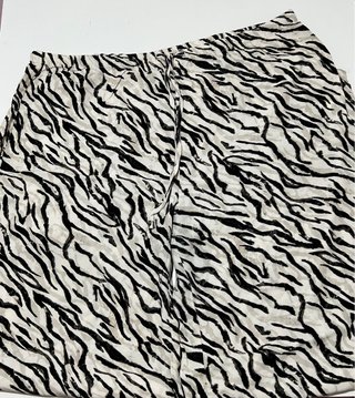 Pantalón estampado cebra Pull&Bear Talla L