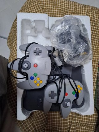 Nintendo 64 completa con caja y 2 mandos.