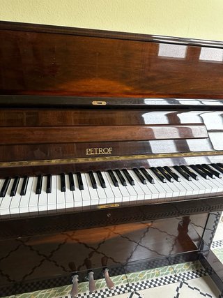 Piano Petrof como nuevo