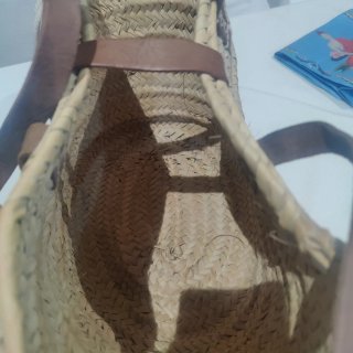 Bolso de paja con asas de cuero