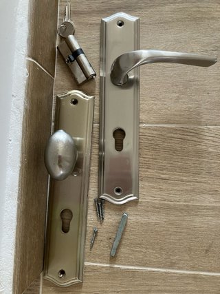 Cerradura de puerta con llave y manilla