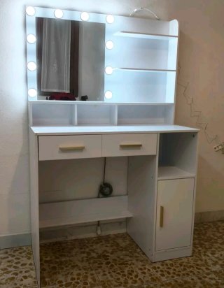Scrivania con specchio e luci