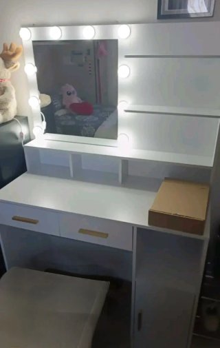 Scrivania con specchio e luci