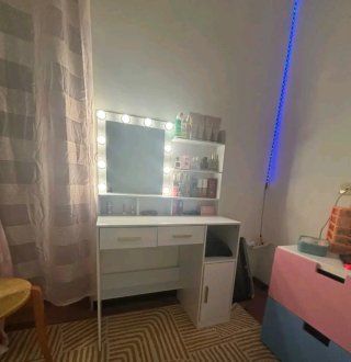 Scrivania con specchio e luci