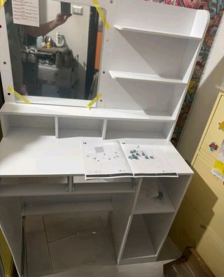 Scrivania con specchio e luci